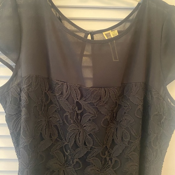 Lace dress - Picture 4 of 7